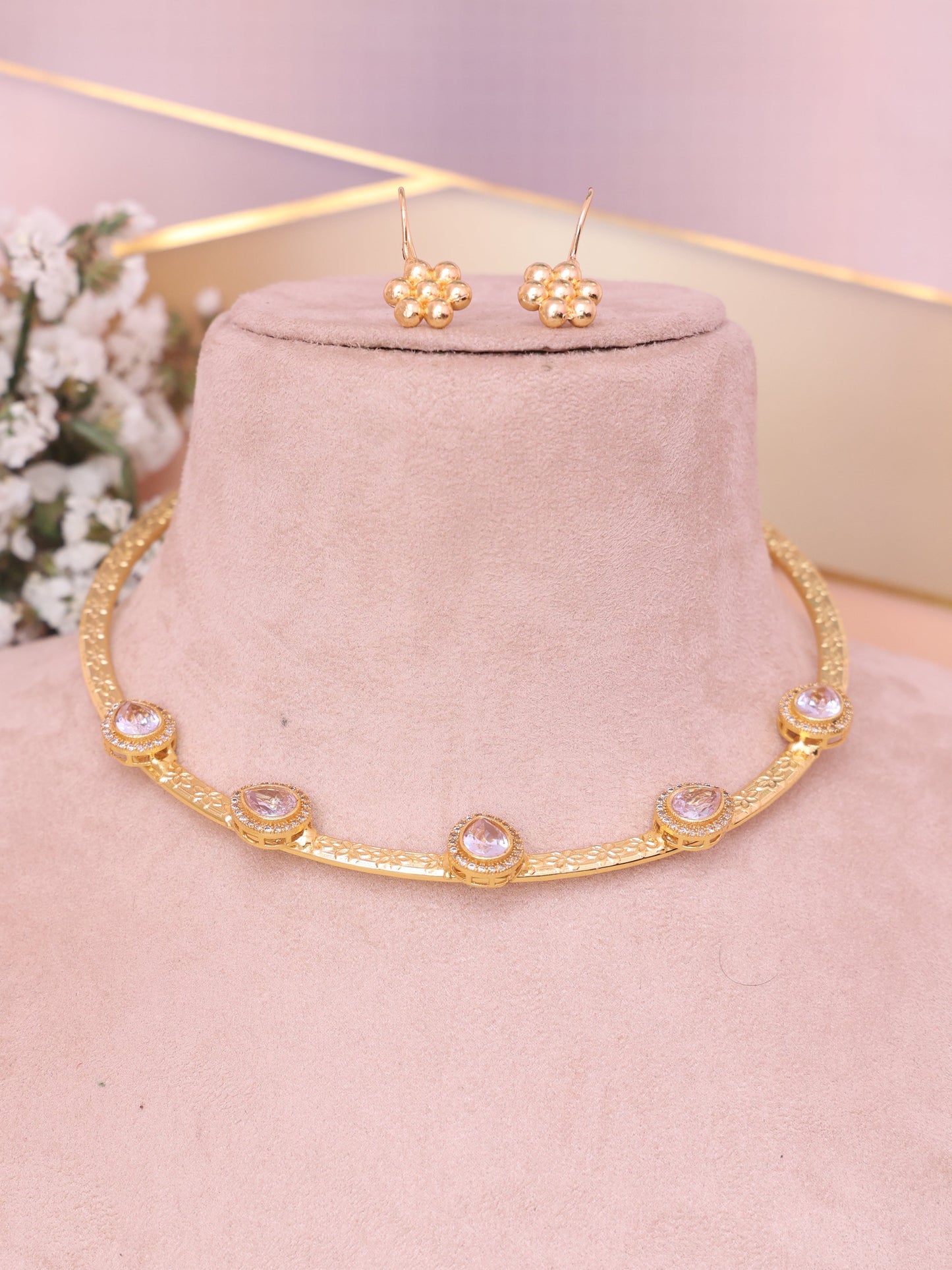 Golden Femina Hasli Necklace Set