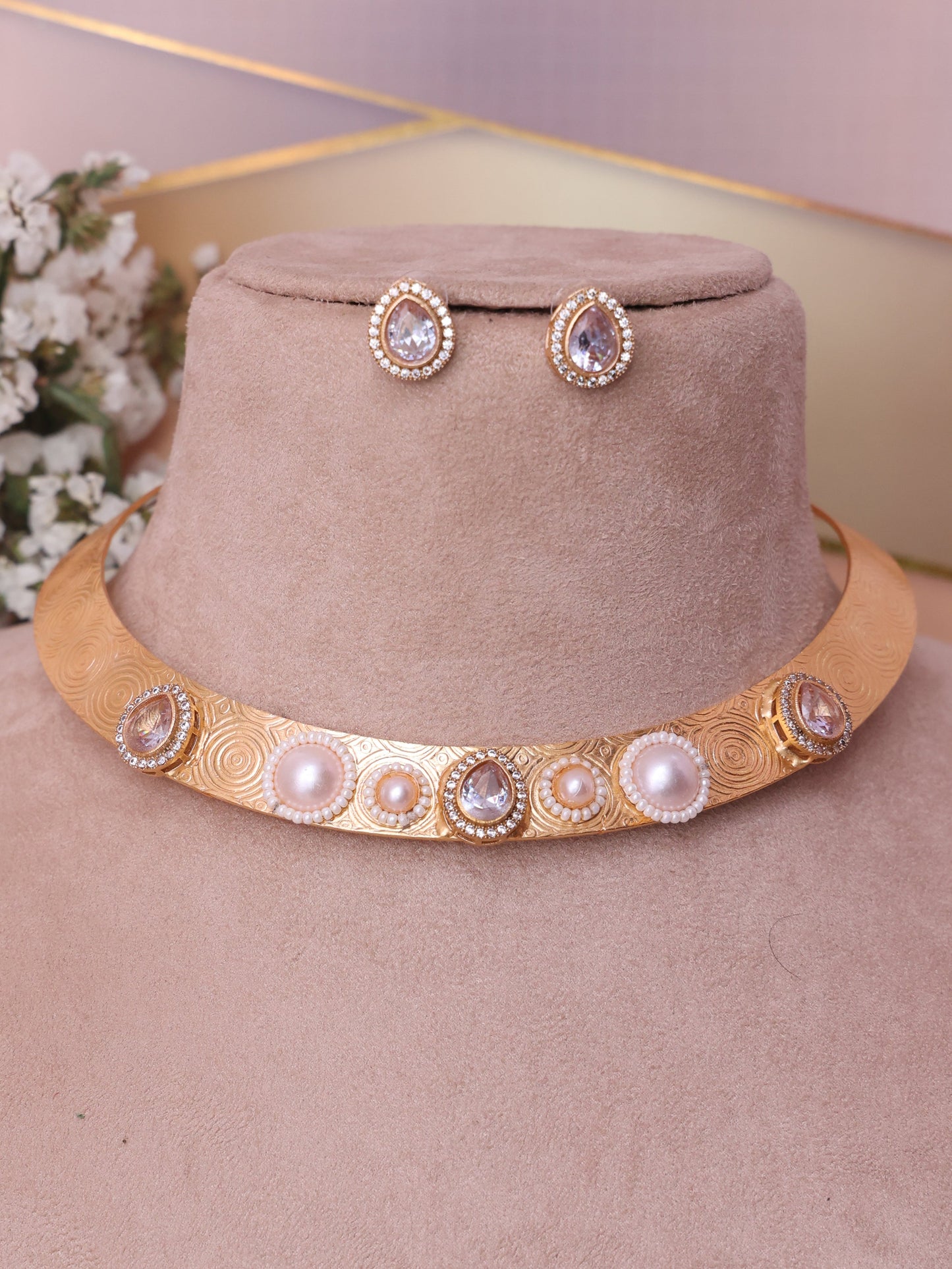 Ivory Ekadhana Hasli Necklace Set