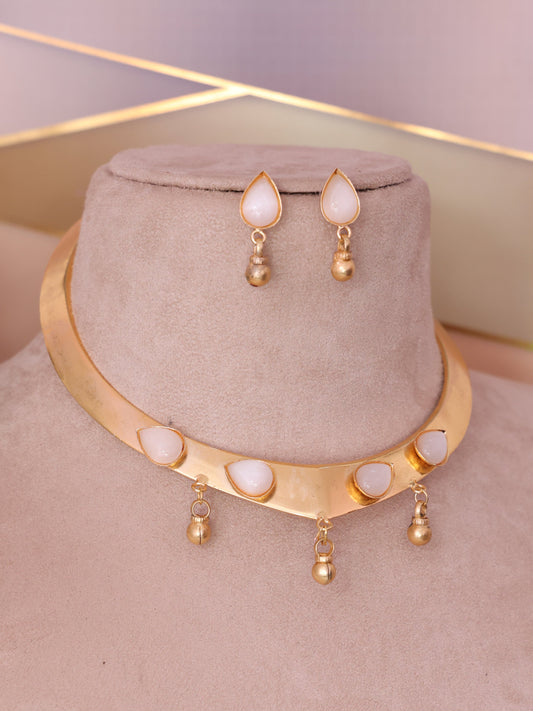 White & Gold Yamini Hasli Necklace Set