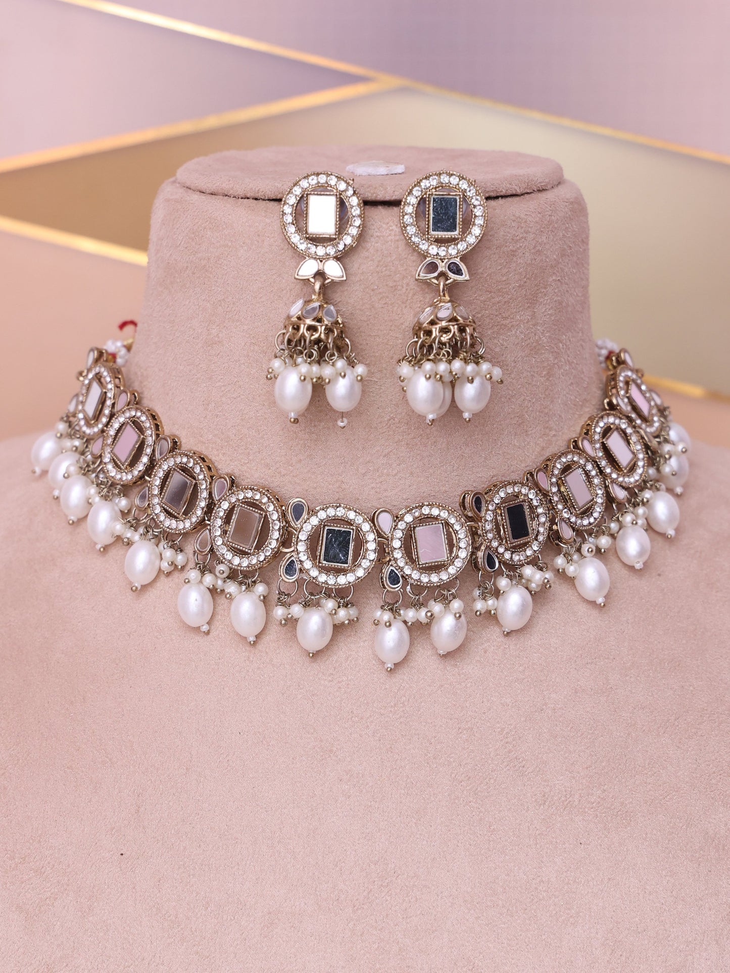 White Udvahni Neclace Set