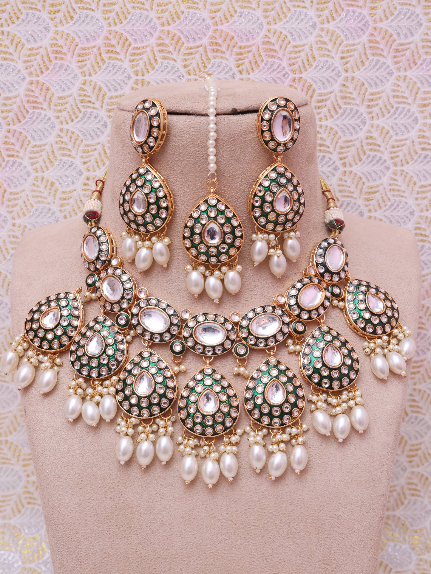 White Kritika Necklace Set