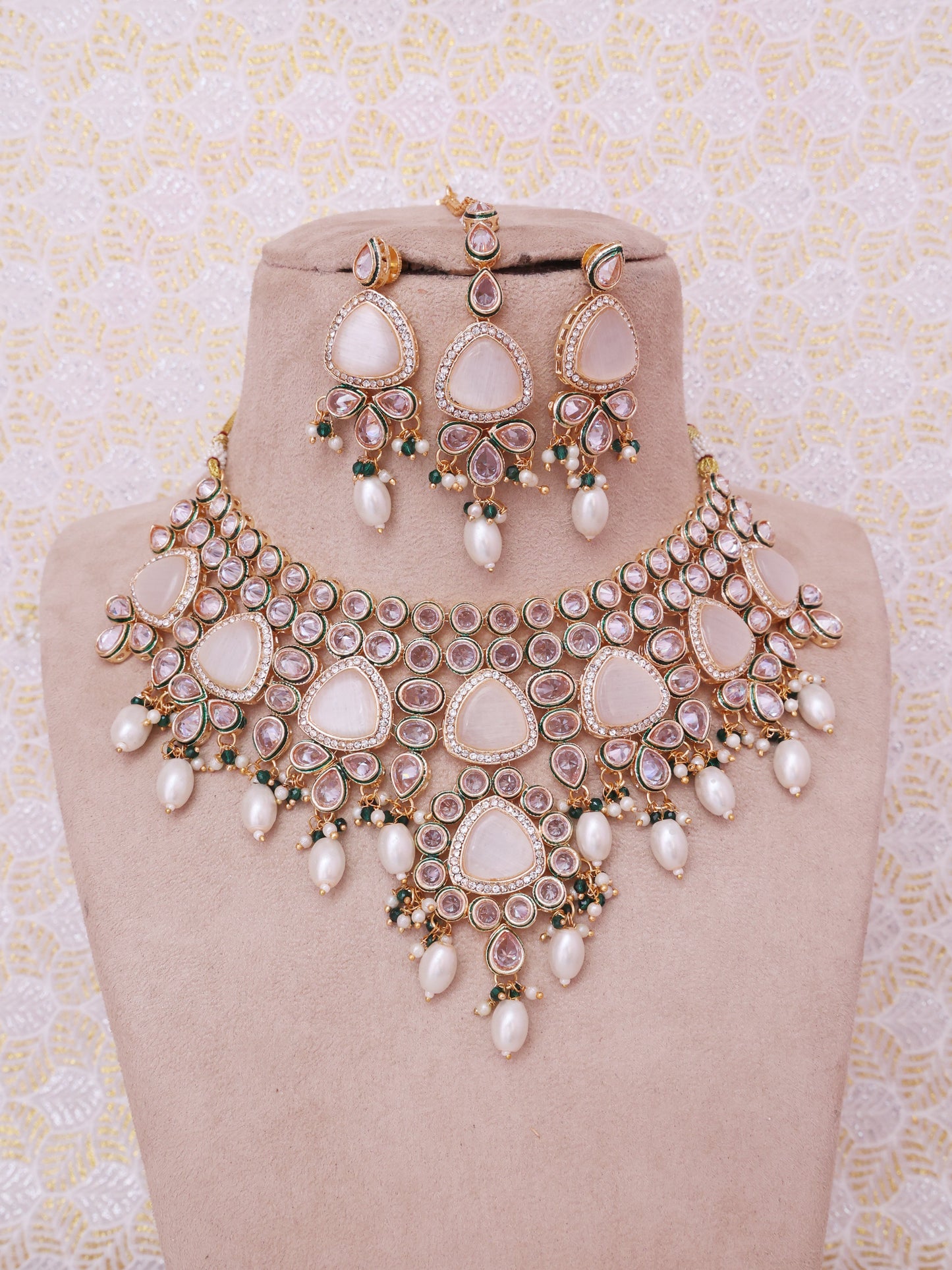 White Rosie Necklace Set