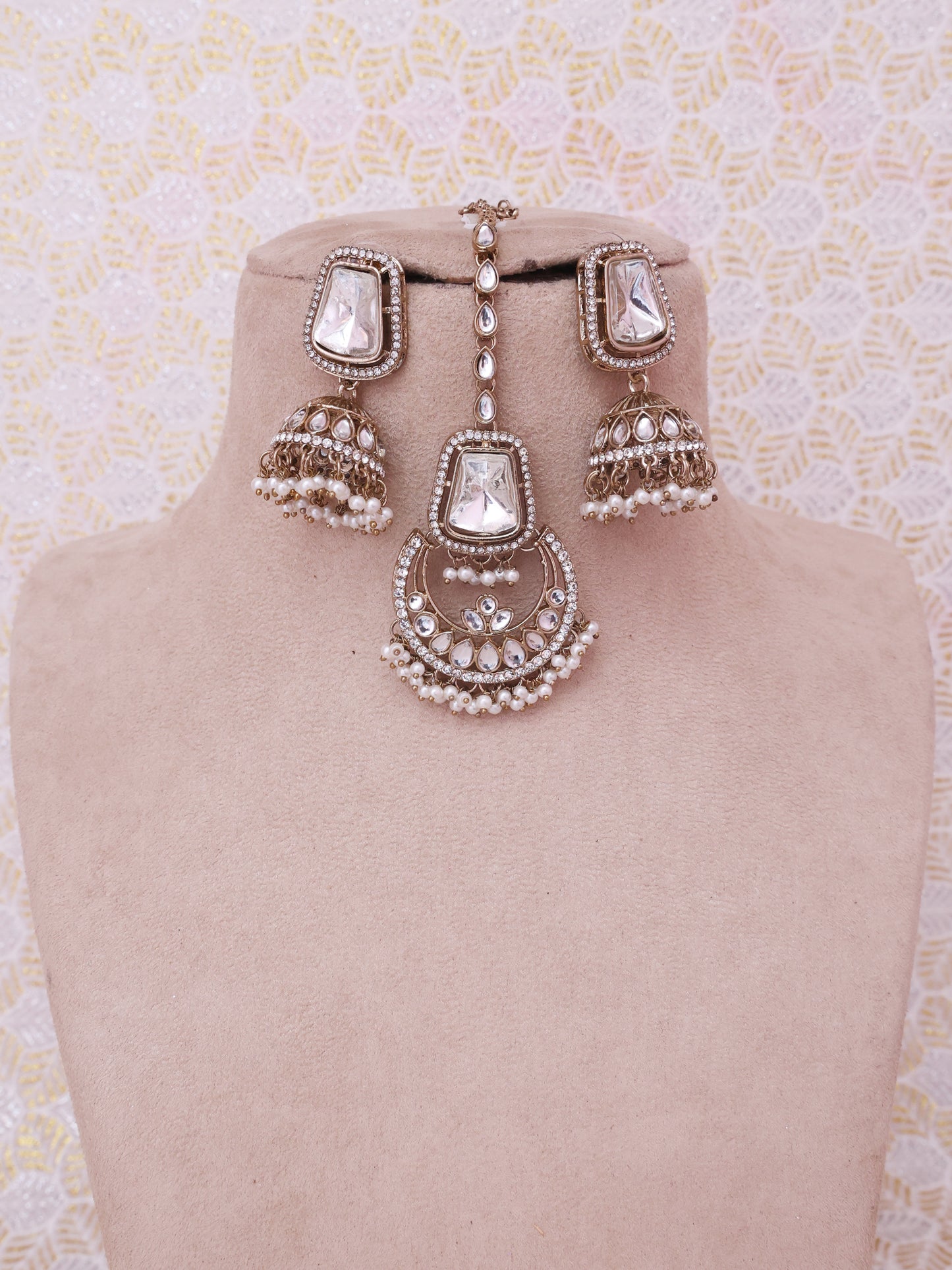 White Yajnavati Necklace Set