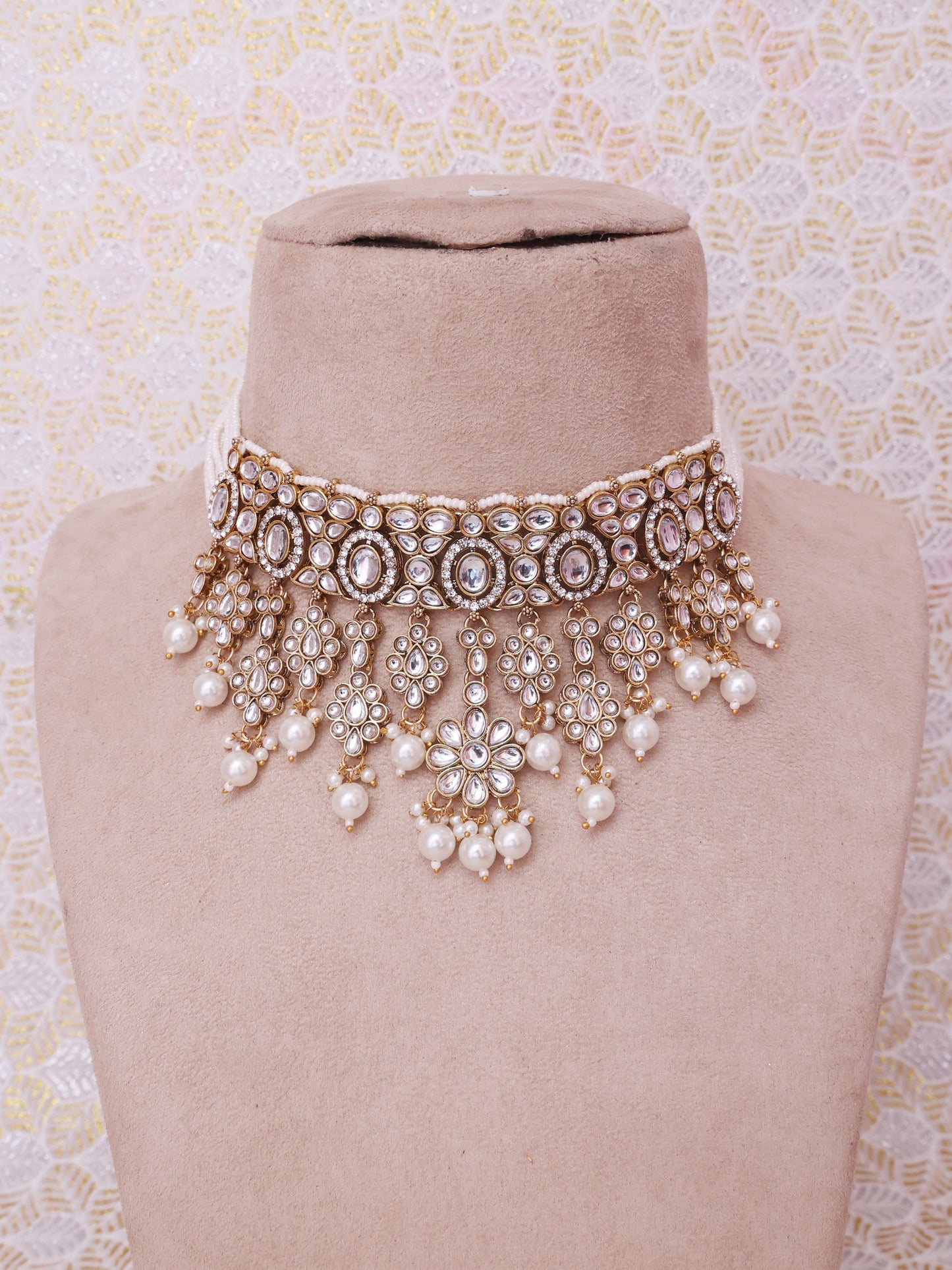 White Willona Necklace Set