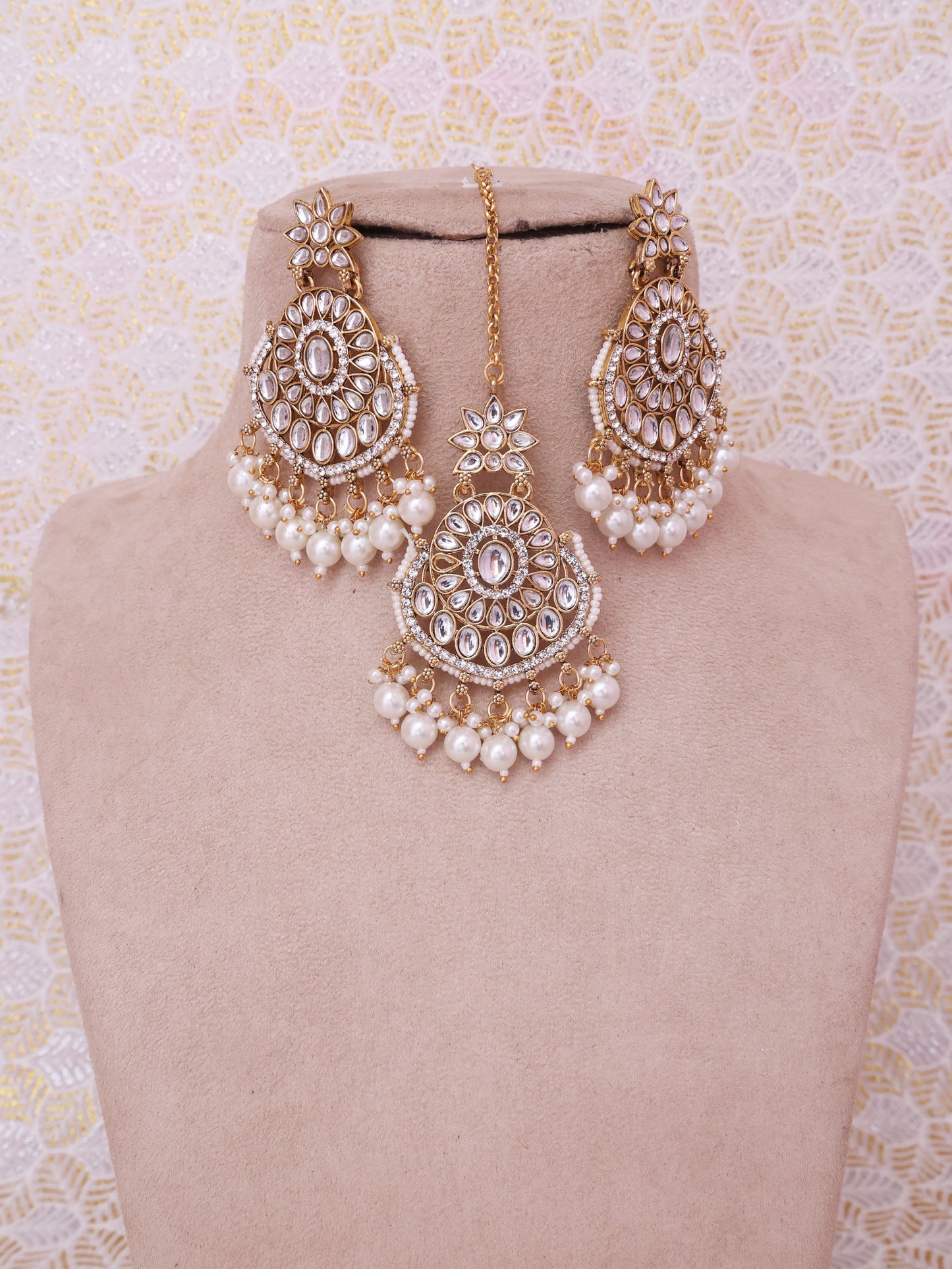 White Willona Necklace Set