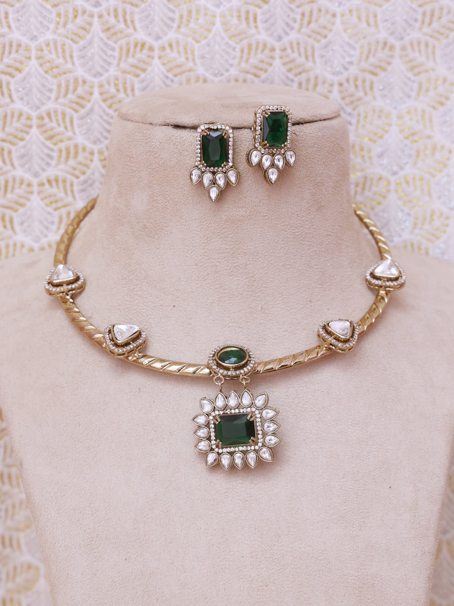 Emerald Farishta Hasli Necklace Set