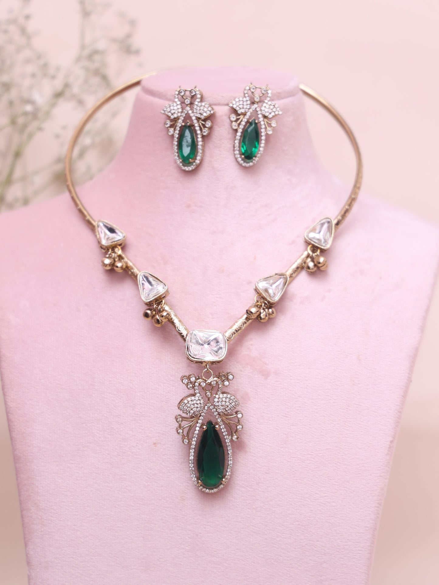 Emerald Bahulya Hasli Necklace Set