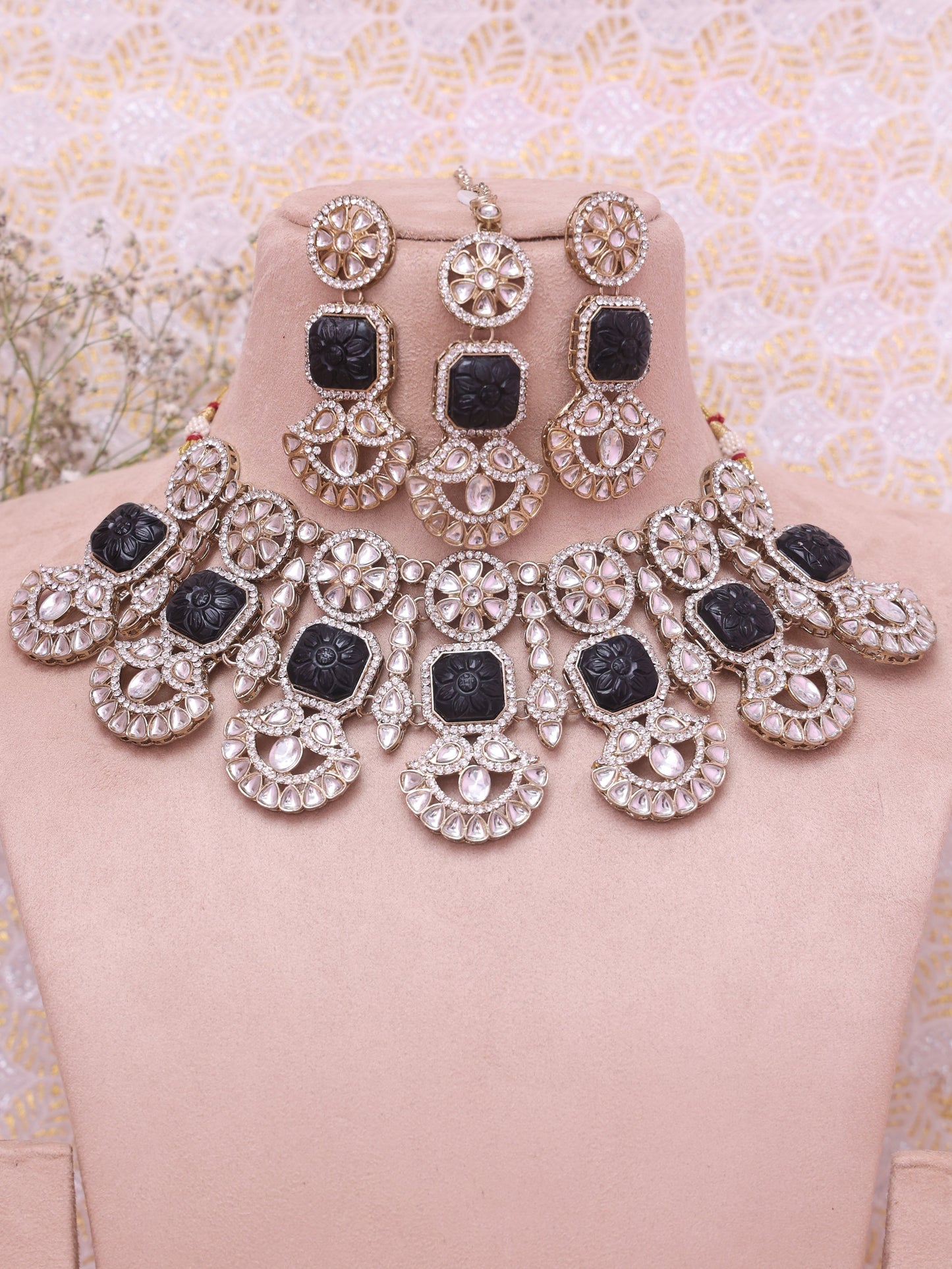 Black Hansanadini Necklace Set