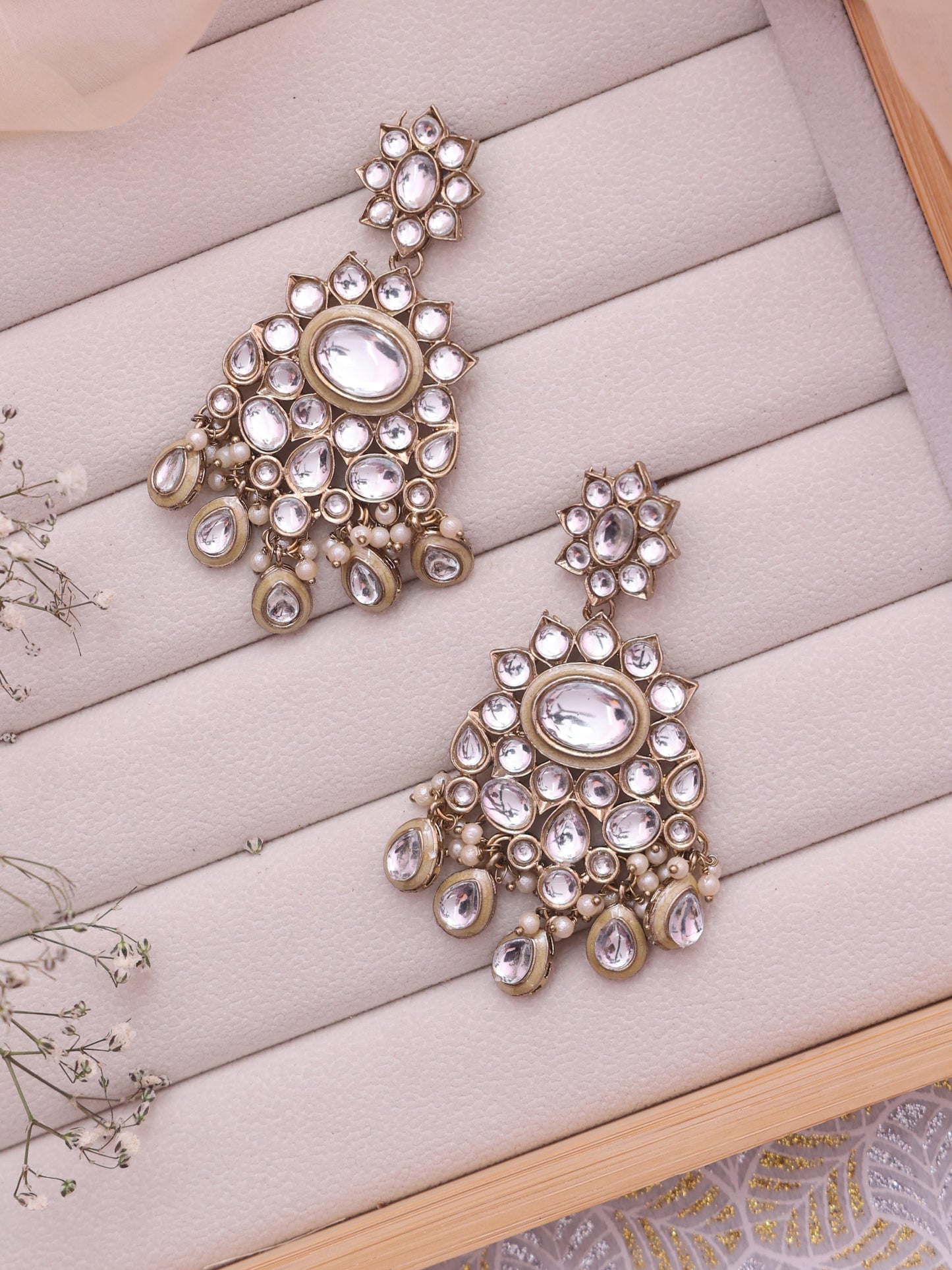 White Cesta Chandbalis