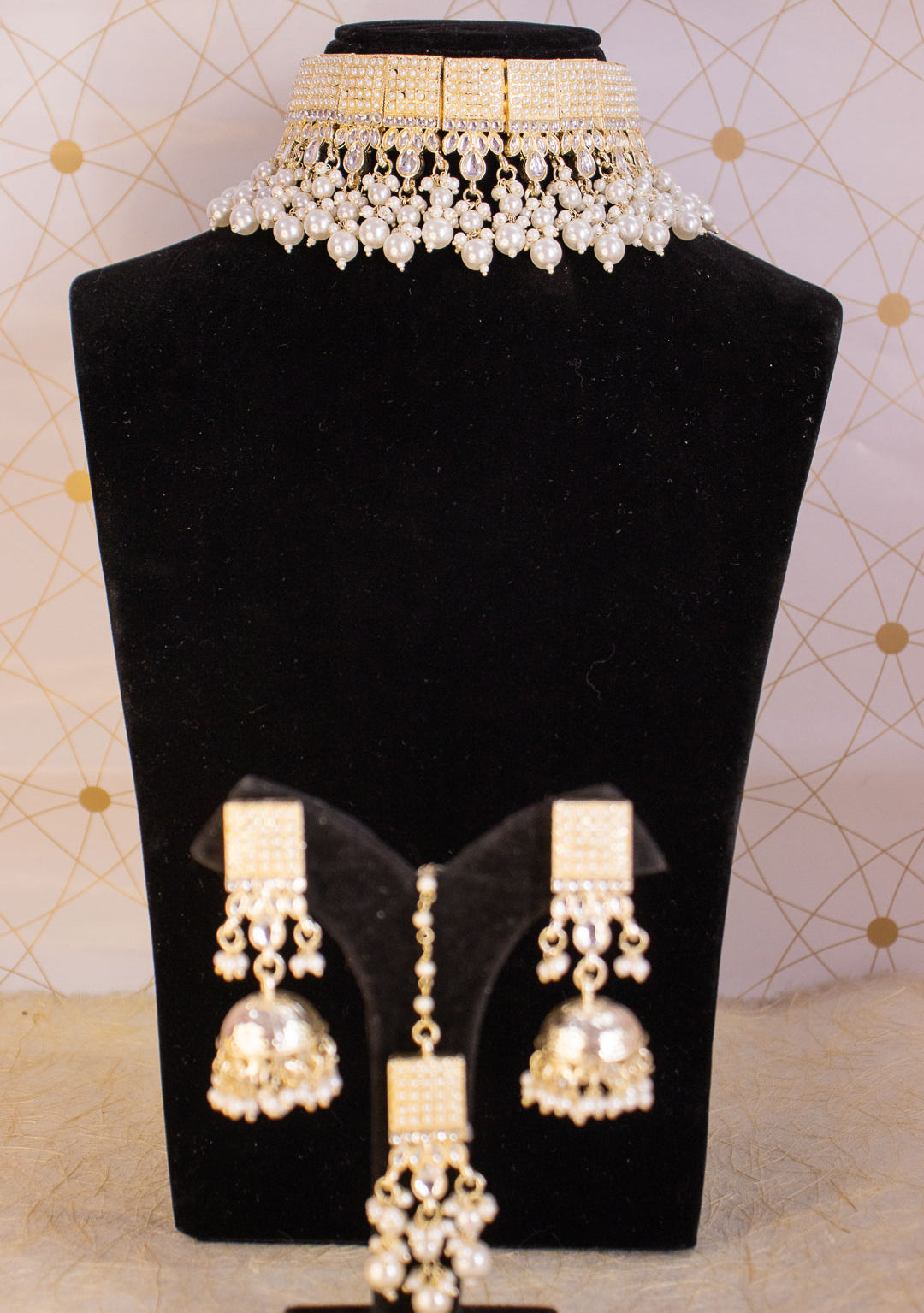 White Aarvi Choker Necklace Set