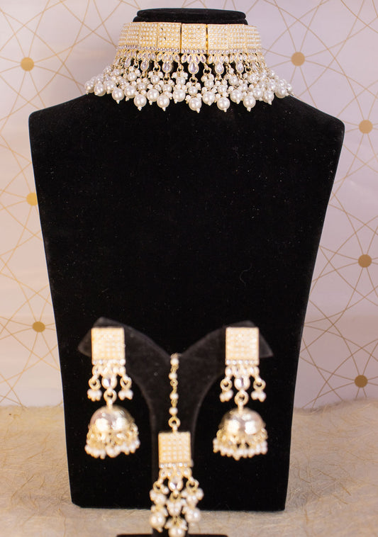 White Aarvi Choker Necklace Set