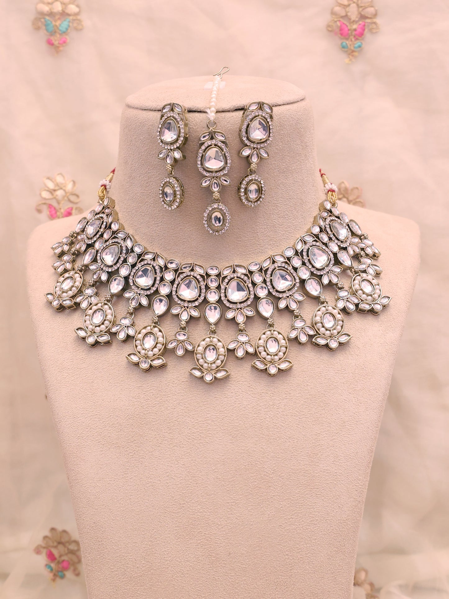 White Maanavi Necklace Set