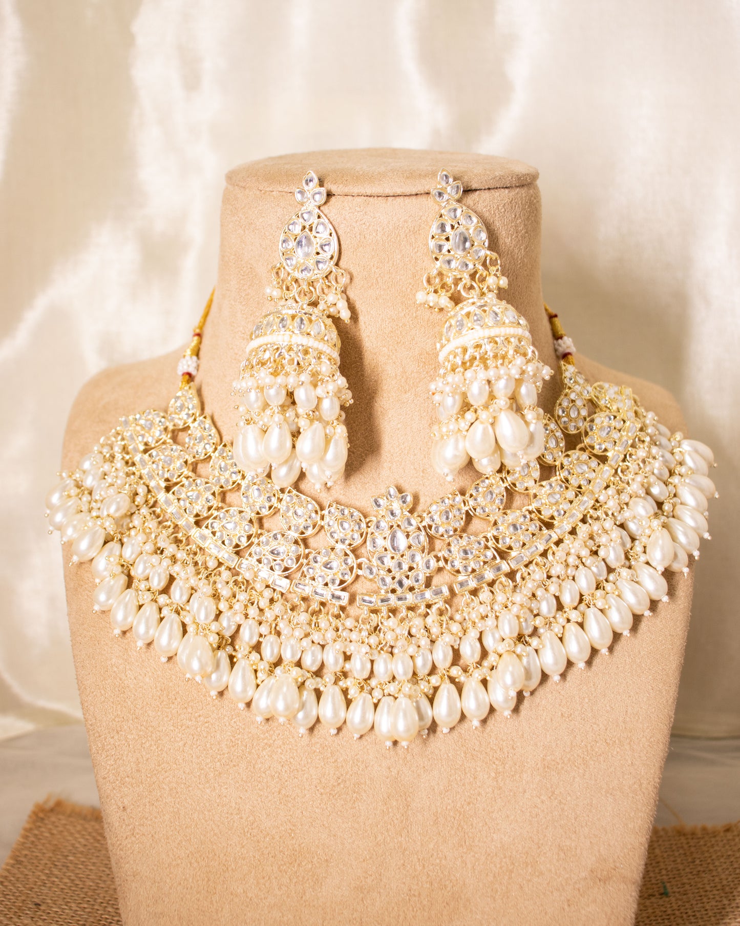 White Soha Jewellery Set